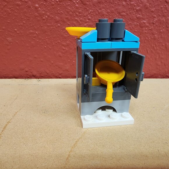 LEGO FRIENDS: Downtown Bakery (41006) with Manual - Picture 9 of 11